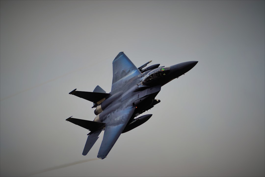 gray airplane,