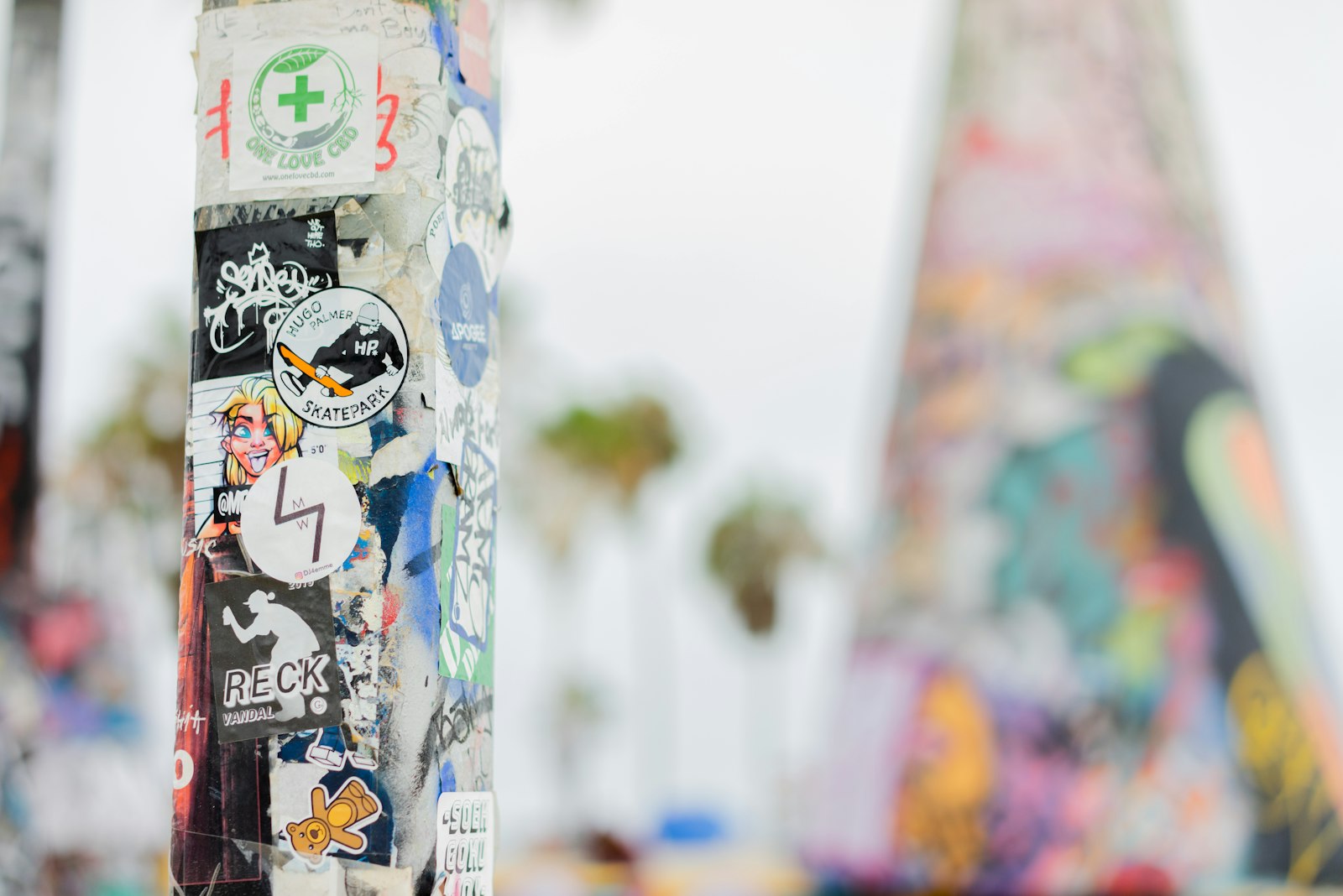 Sony a7R + Sony Sonnar T* FE 55mm F1.8 ZA sample photo. Multicolored sticker wall photography