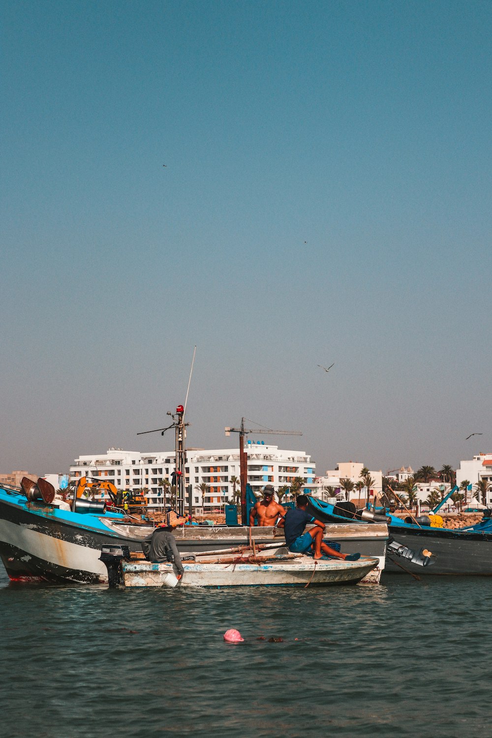 barco cinza e branco