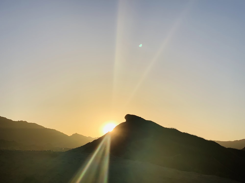 silhouette de paysage de coucher de soleil de montagne ]