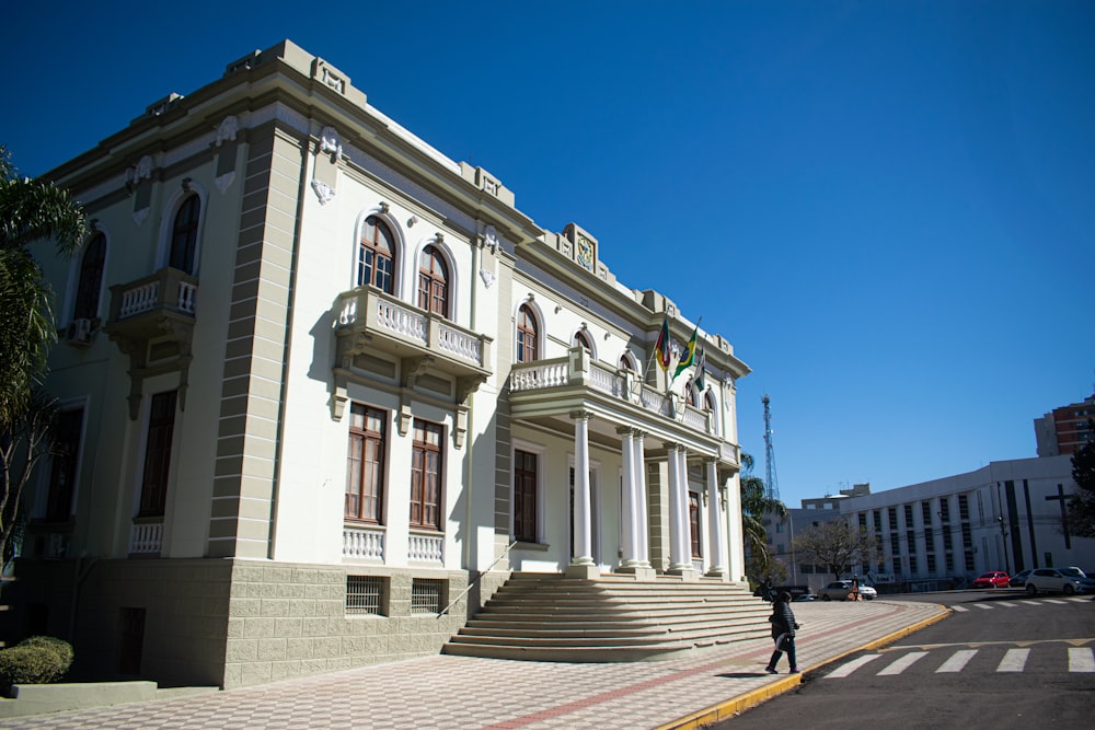 edificio in cemento bianco