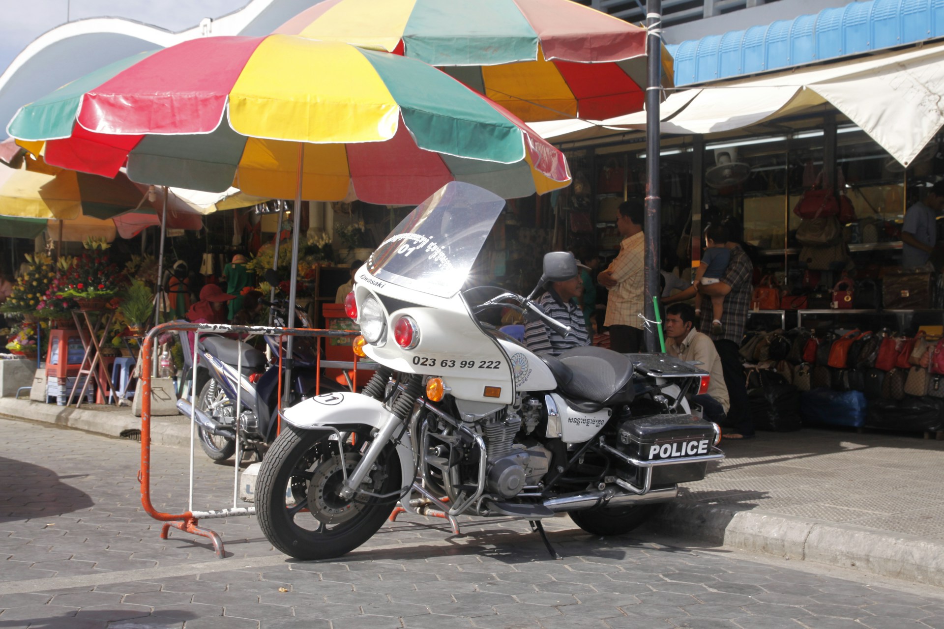 gray computer monitor