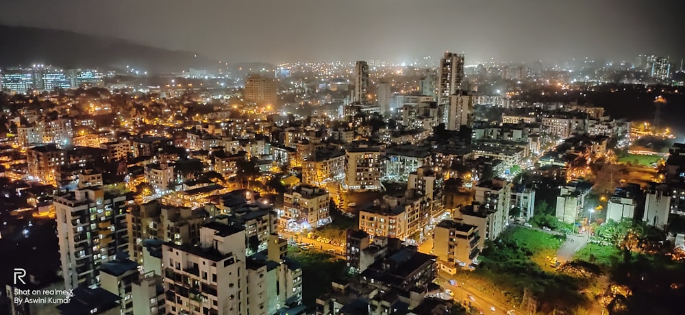 Vista aérea de edificios durante la noche