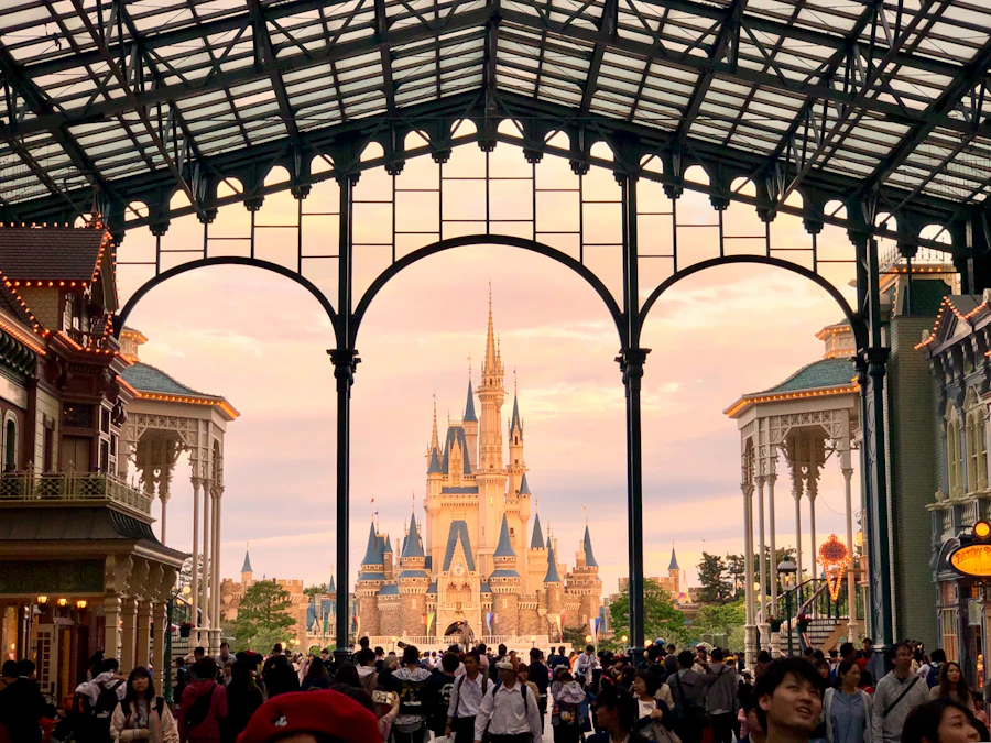 Schloss in Tokyo Disneyland vor einem rosafarbenen Abendhimmel