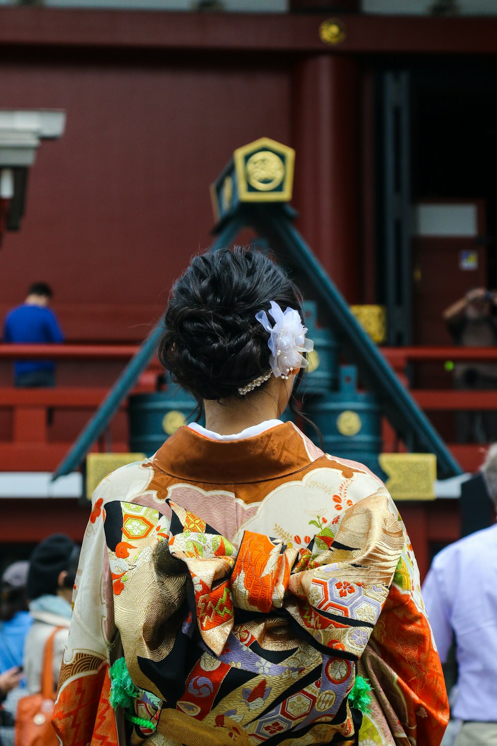 Frau trägt Kimonokleid