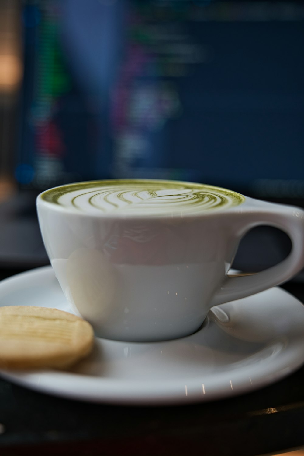 taza de té de cerámica blanca con platillo fotografía de primer plano