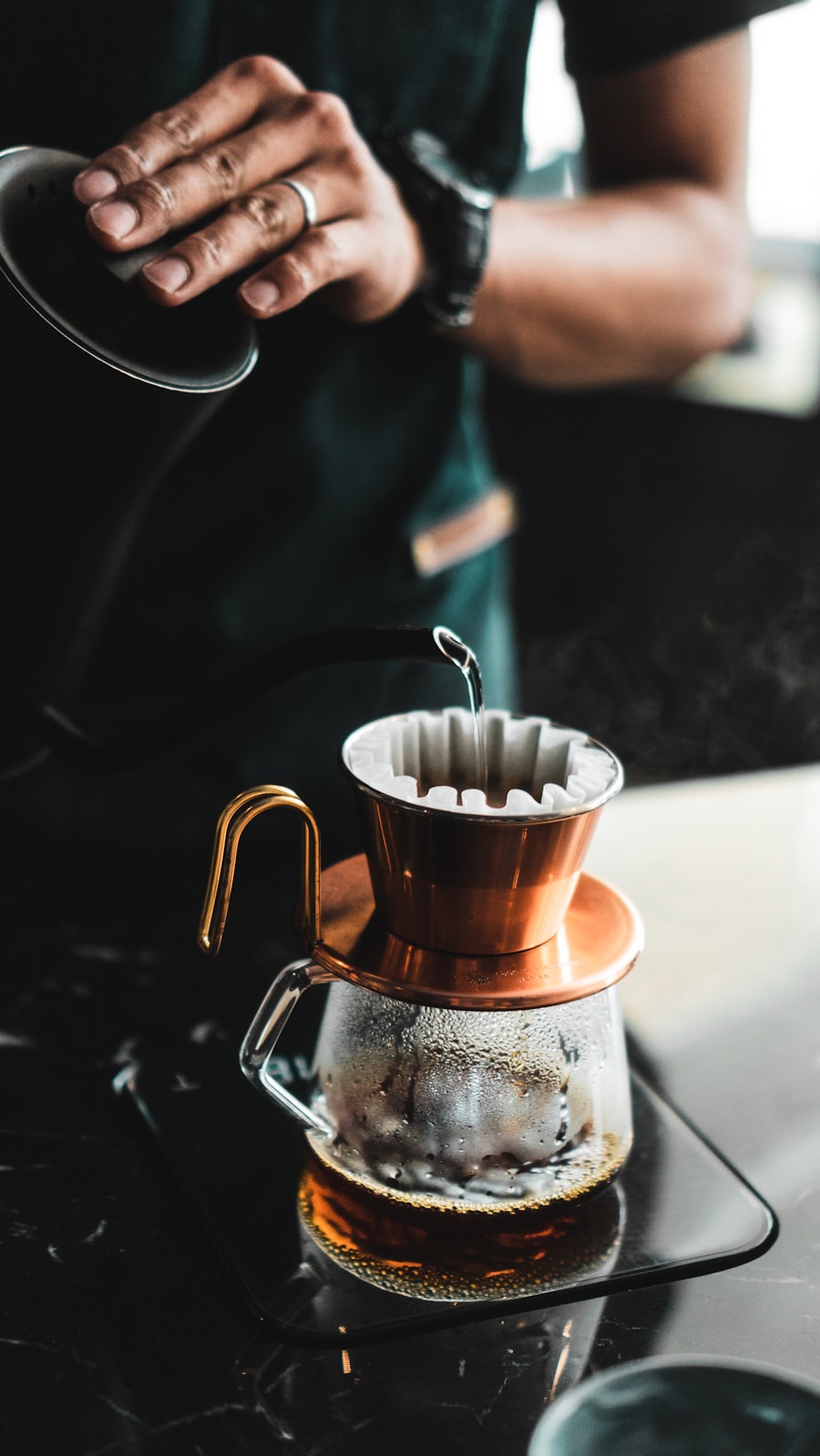 將溫熱茶湯倒入杯中，準備飯後來一杯