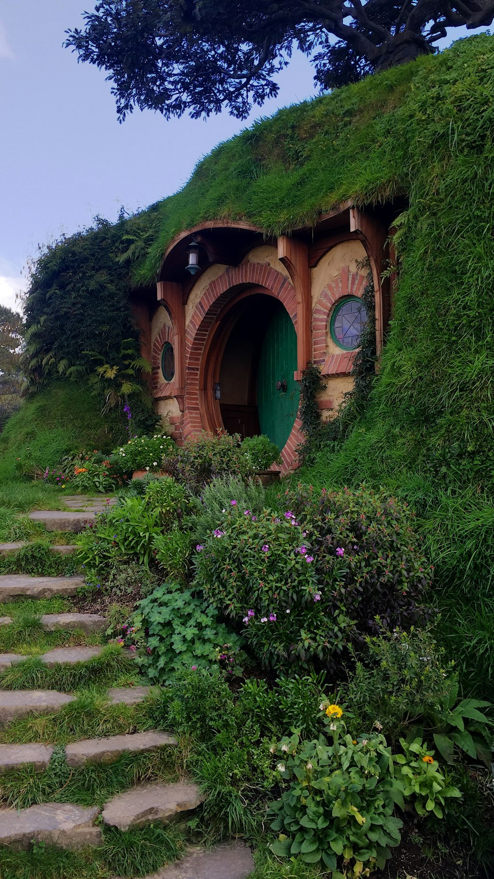 Fotografía de primer plano de la casa marrón y verde