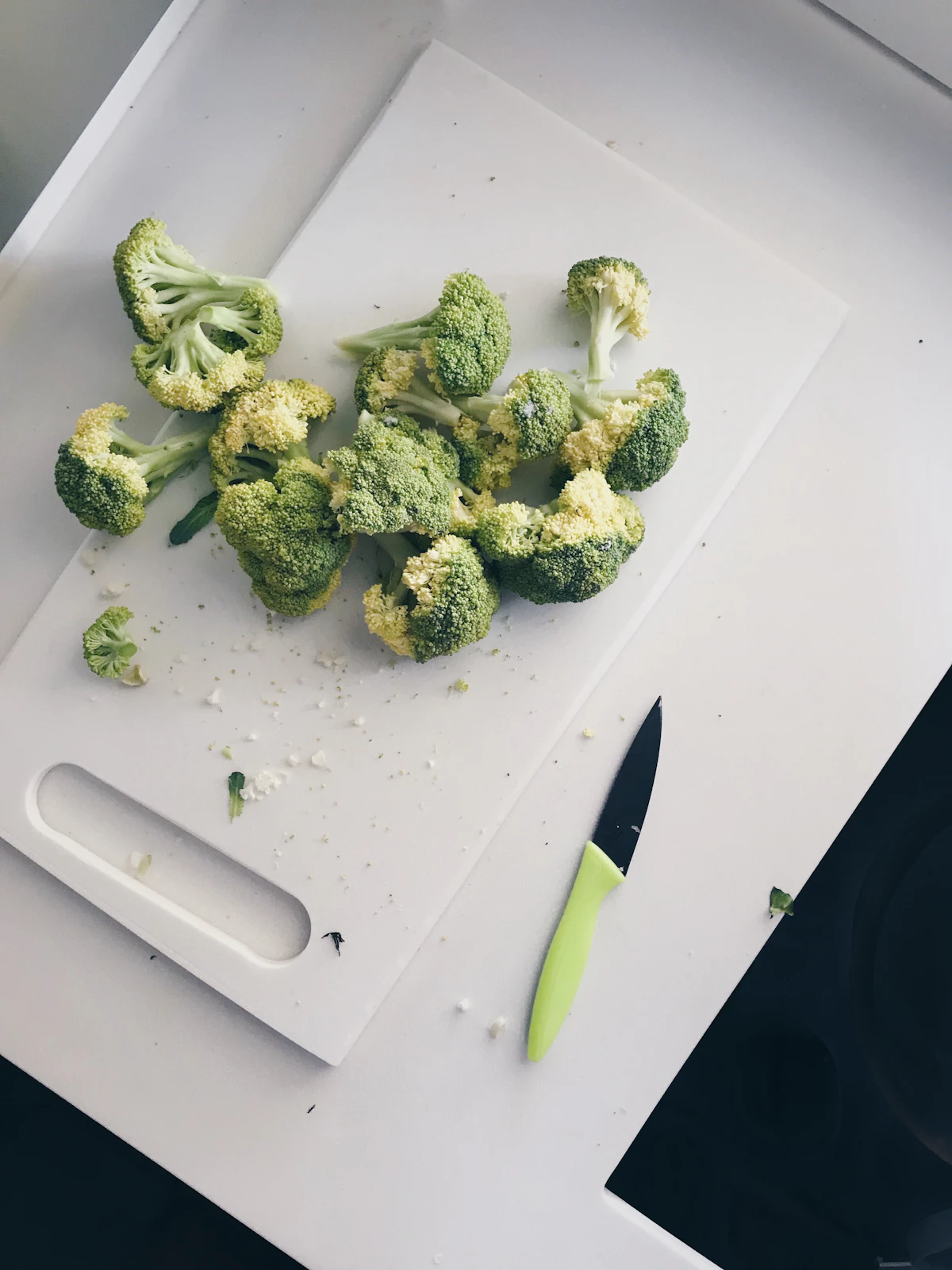 Découpe de légumes sur une planche en plastique