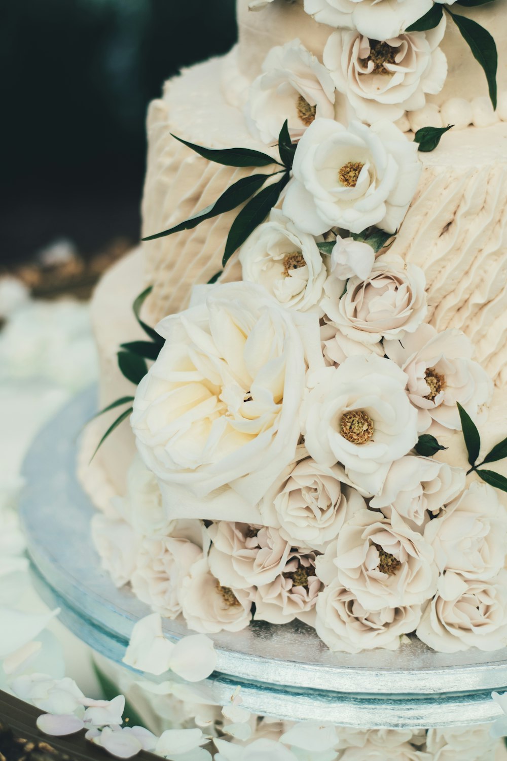 vanilla rose decorated cake on gray base