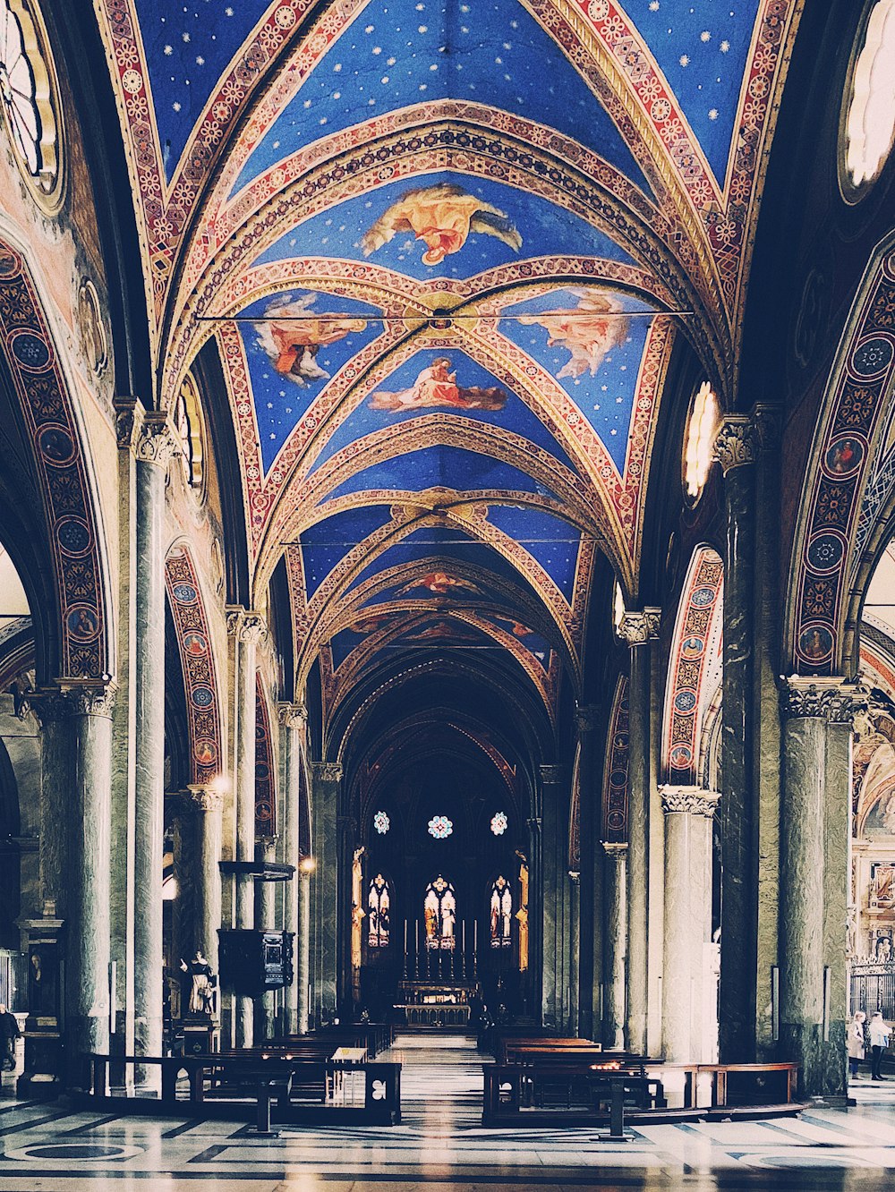 Interior rojo, azul y gris de una iglesia