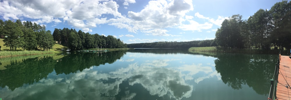 vista para o lago durante o dia