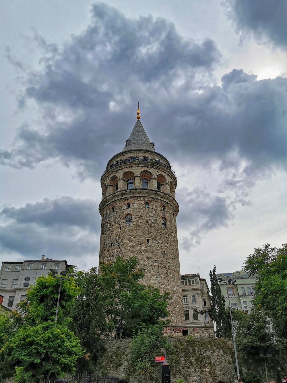 torre in cemento marrone durante il giorno