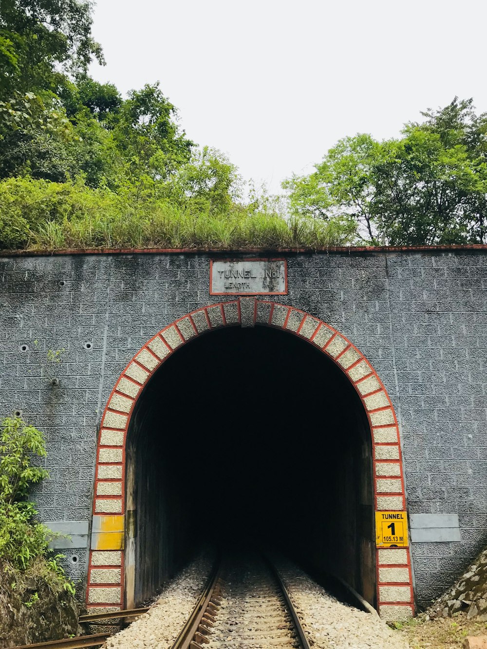 낮 동안의 회색 콘크리트 터널