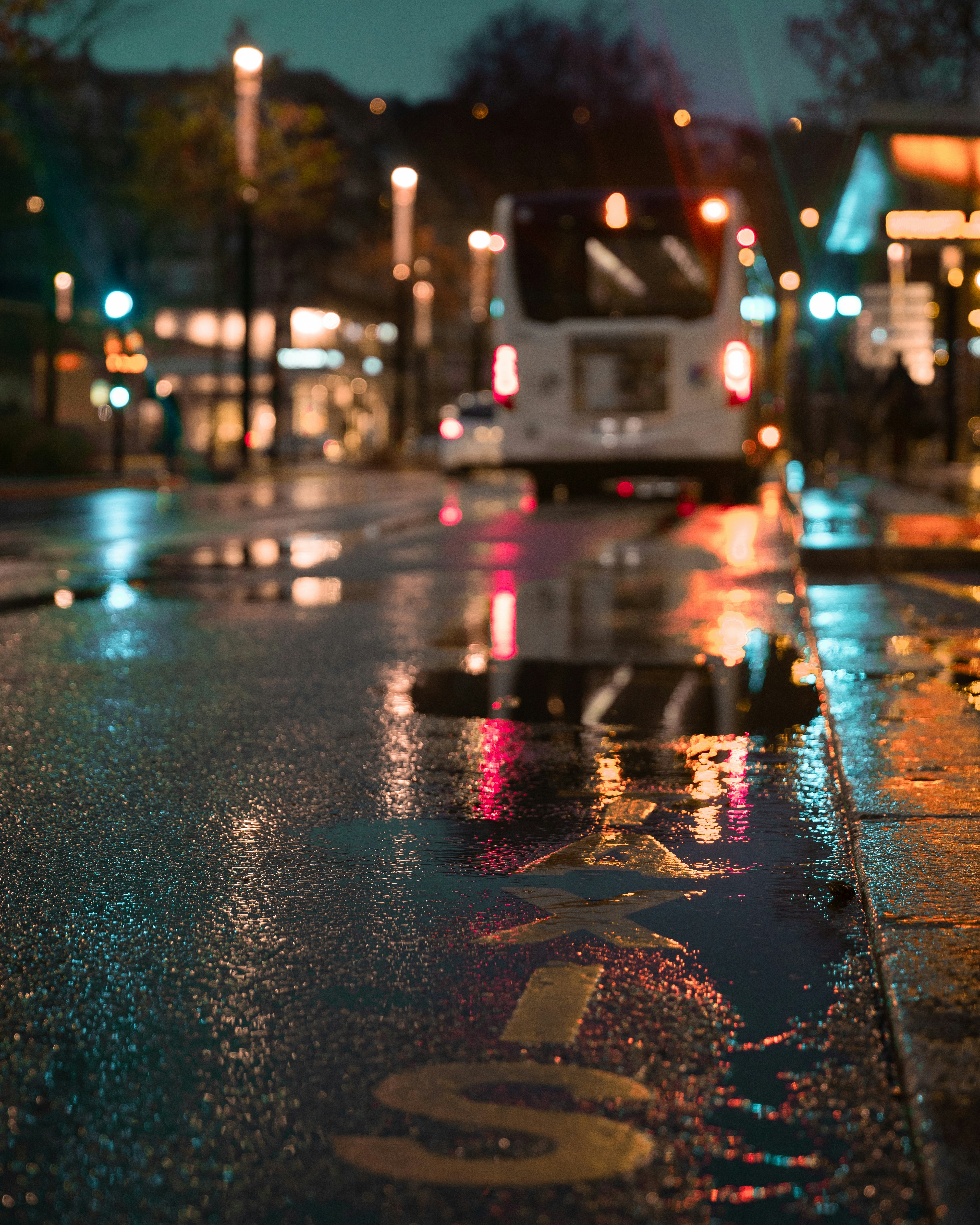 rainy car, wet pavement, urban night, reflective asphalt, ilustrasi artikel  Moody Rain and Wet Asphalt Car Backgrounds: Capturing the Essence of Urban Aesthetics 8