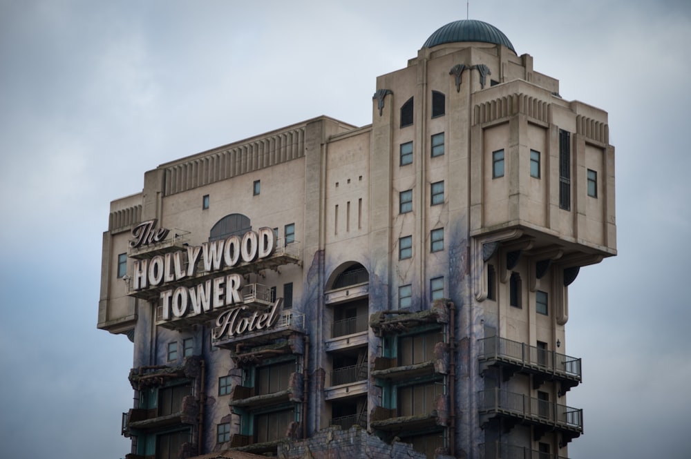 Fotografía de primer plano del edificio del Hollywood Tower Hotel