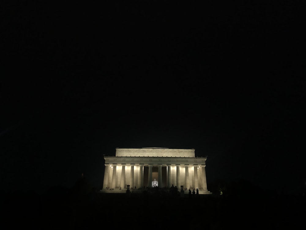 the lincoln memorial is lit up at night