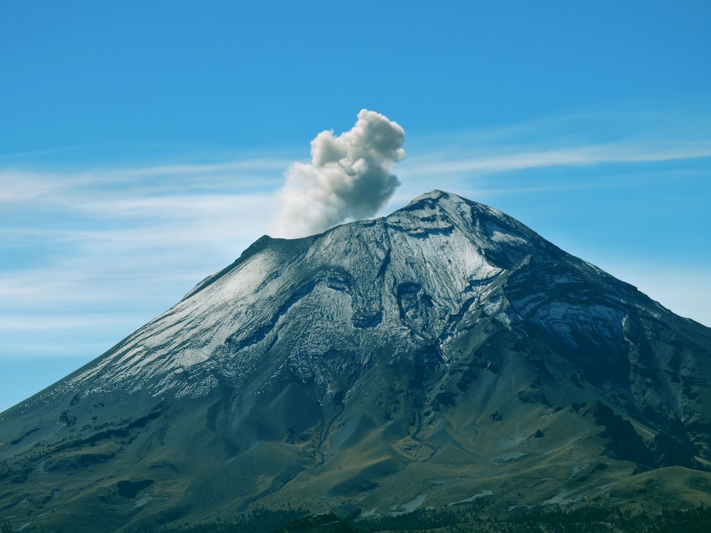 澄み切った青空の下の山の風景写真