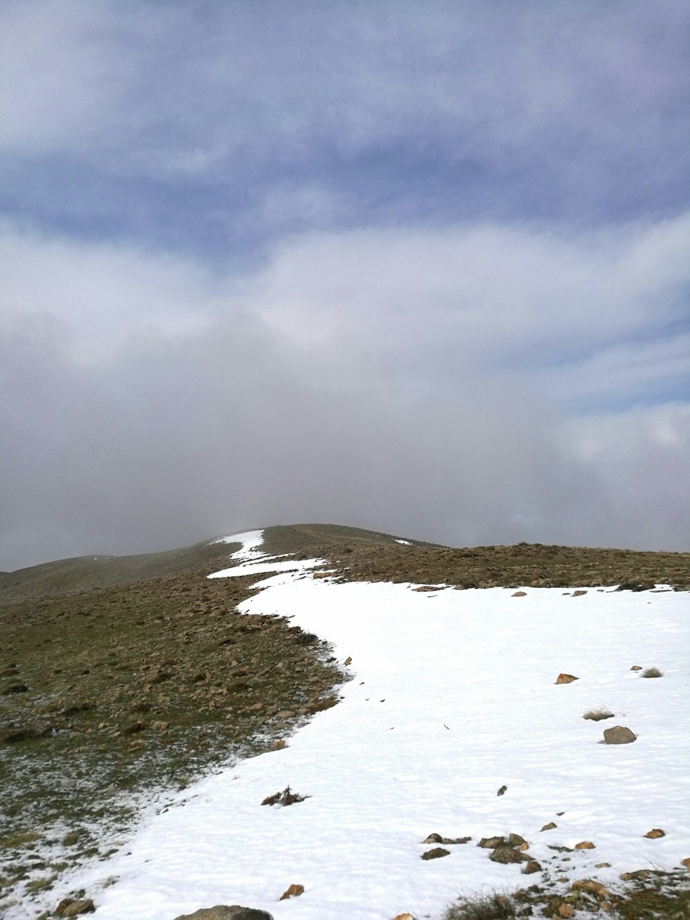 mountain under cloudy sky