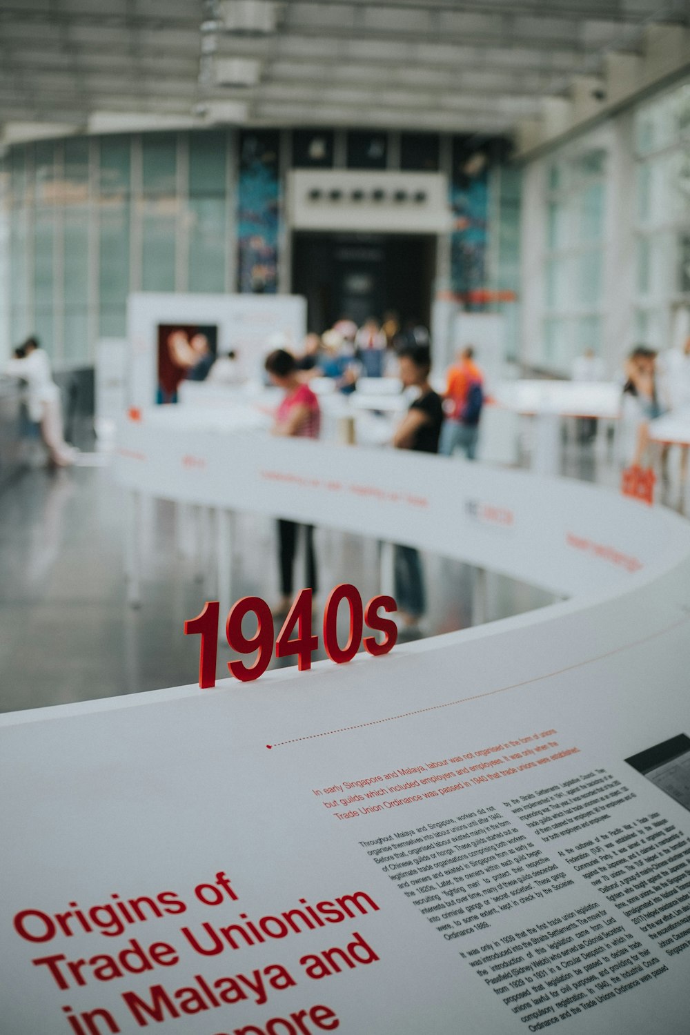 fotografia de foco seletivo da década de 1940 vermelha