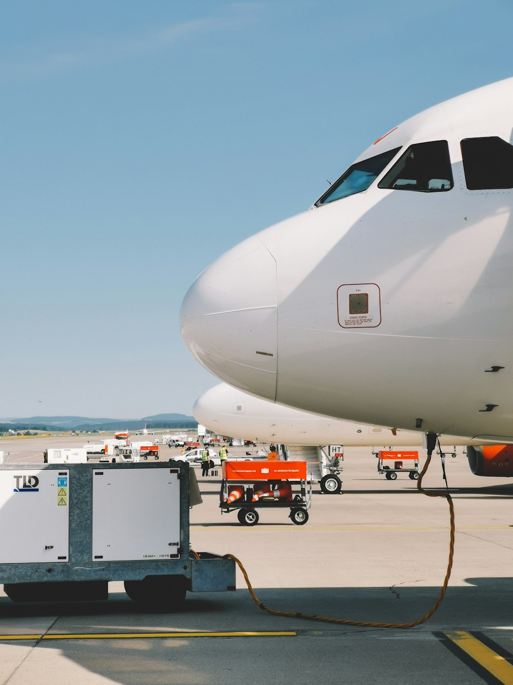 weißes Flugzeug unter strahlend blauem Himmel