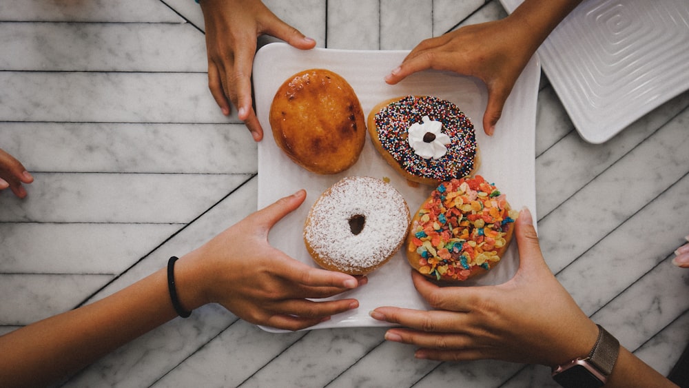 Donuts auf weißem Keramikteller