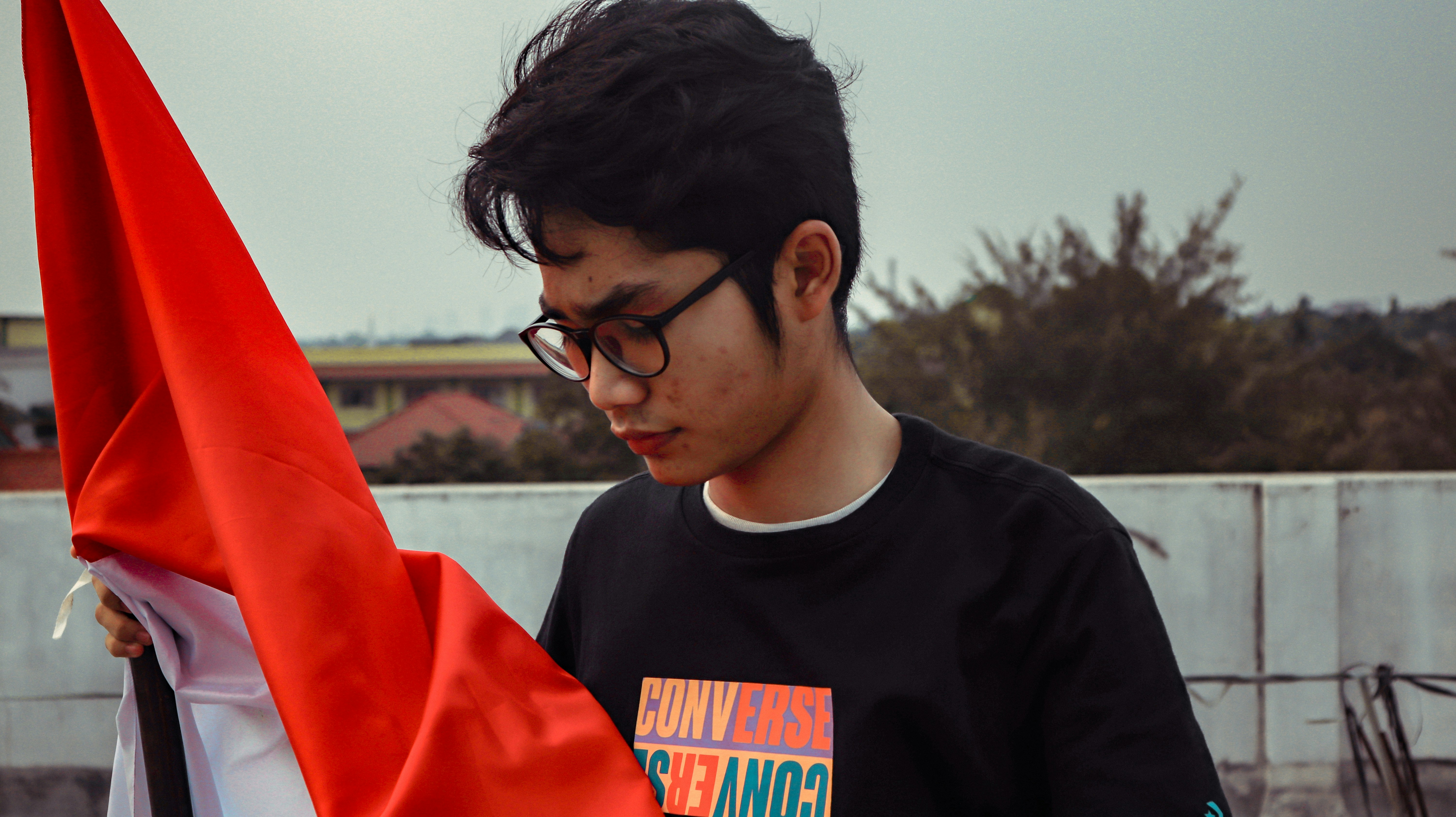 pria dengan T-shirt crew-neck hitam