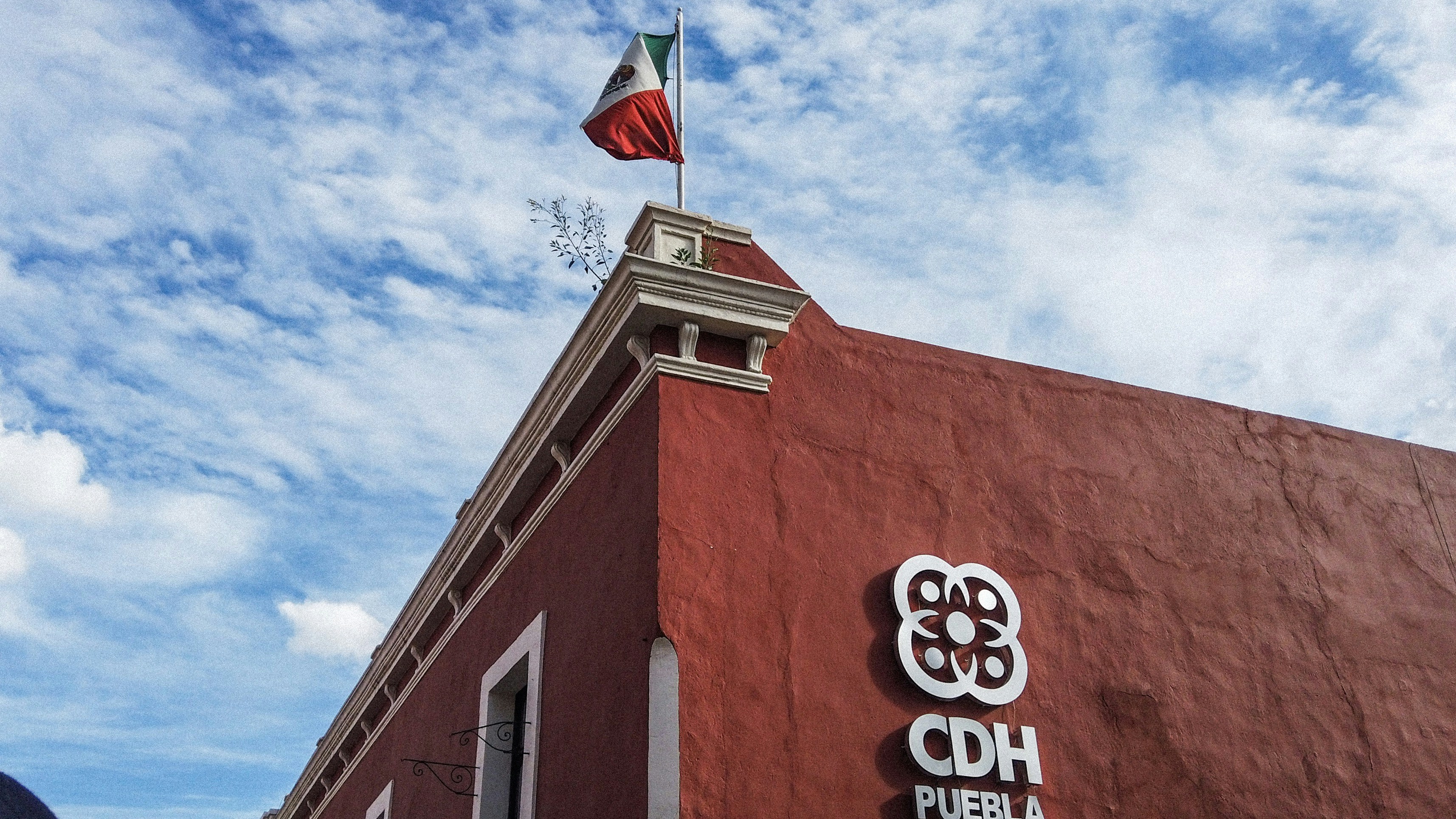 Edificio CDH Puerla sotto cieli azzurri e bianchi