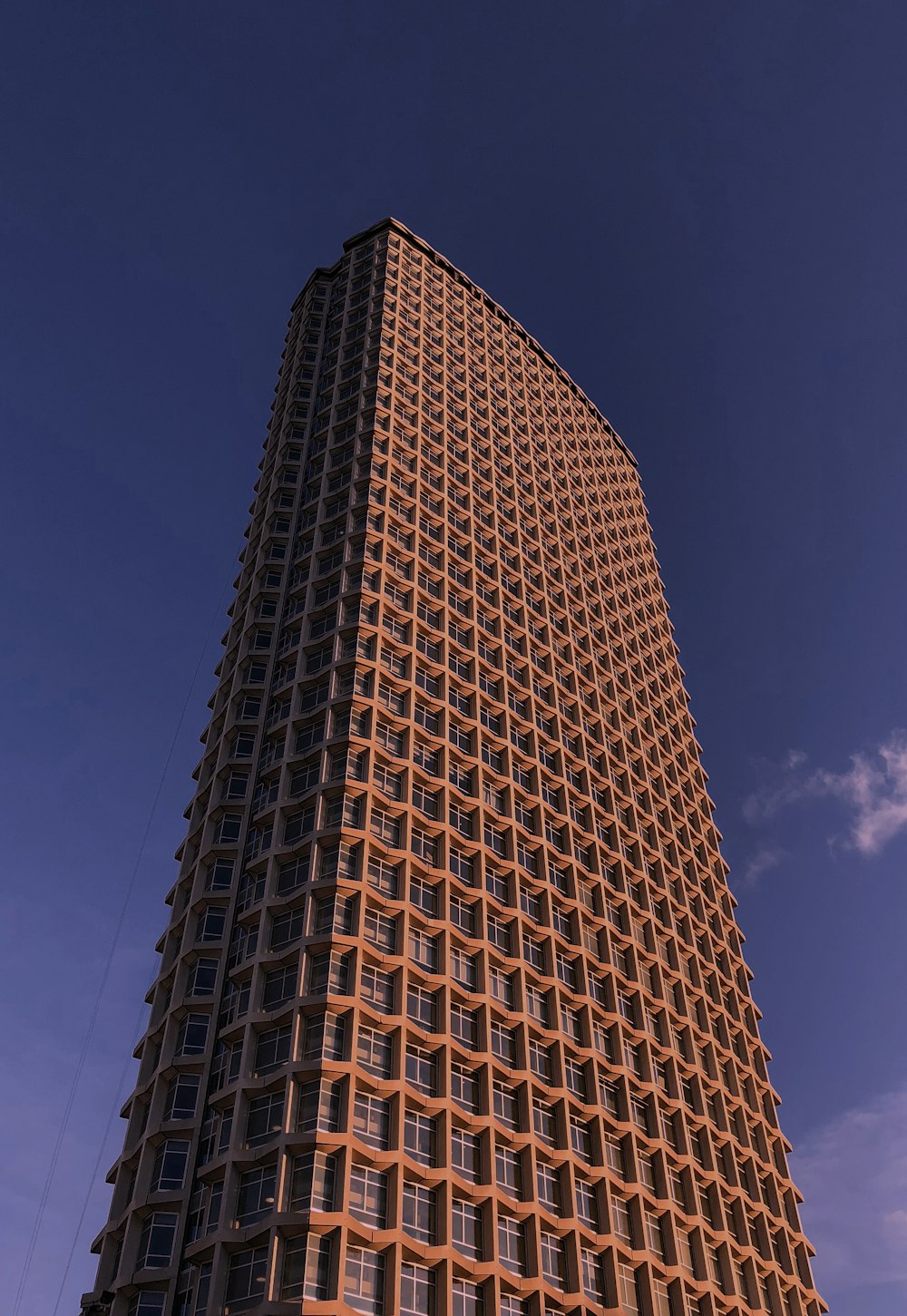 Ein sehr hohes Gebäude mit vielen Fenstern