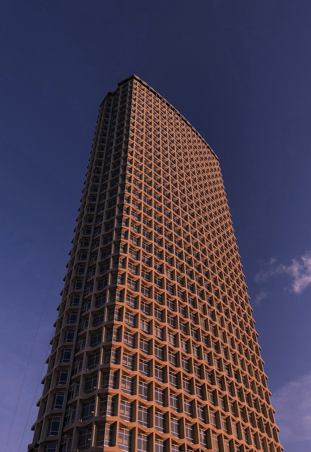 Un edificio muy alto con muchas ventanas encima