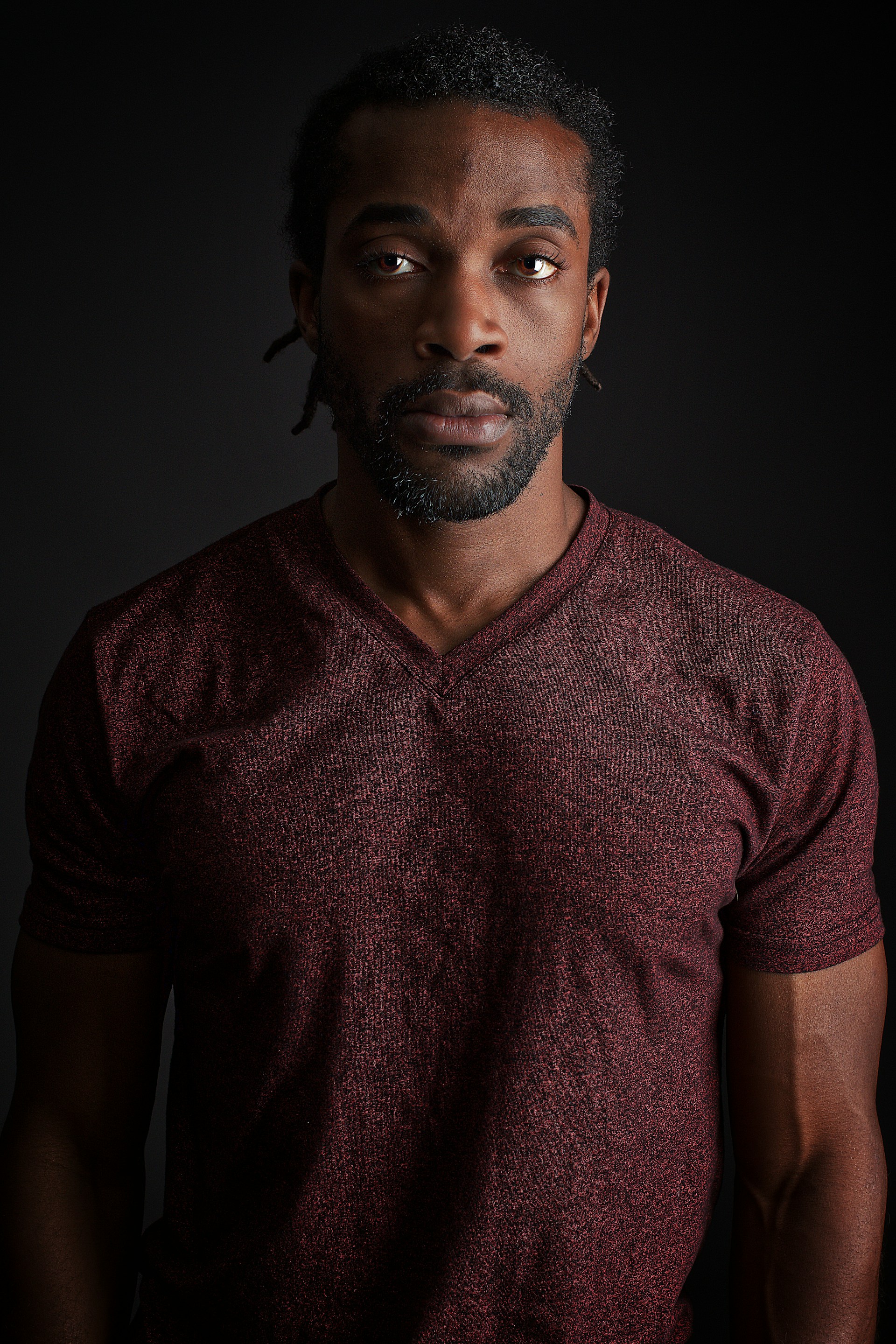 man wearing red v-neck shirt close-up photography