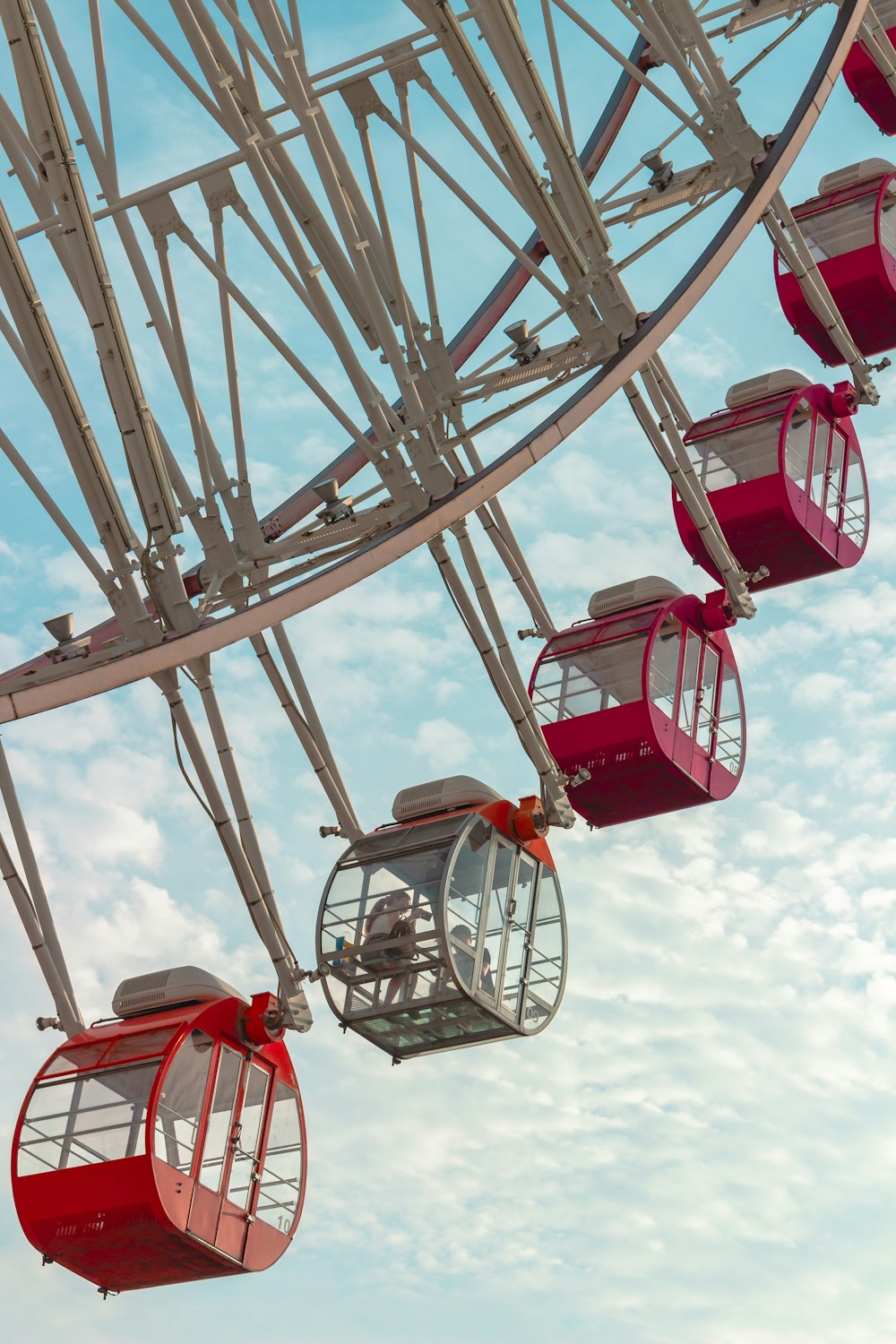 white and red ferris wheel at daytime close-up photography