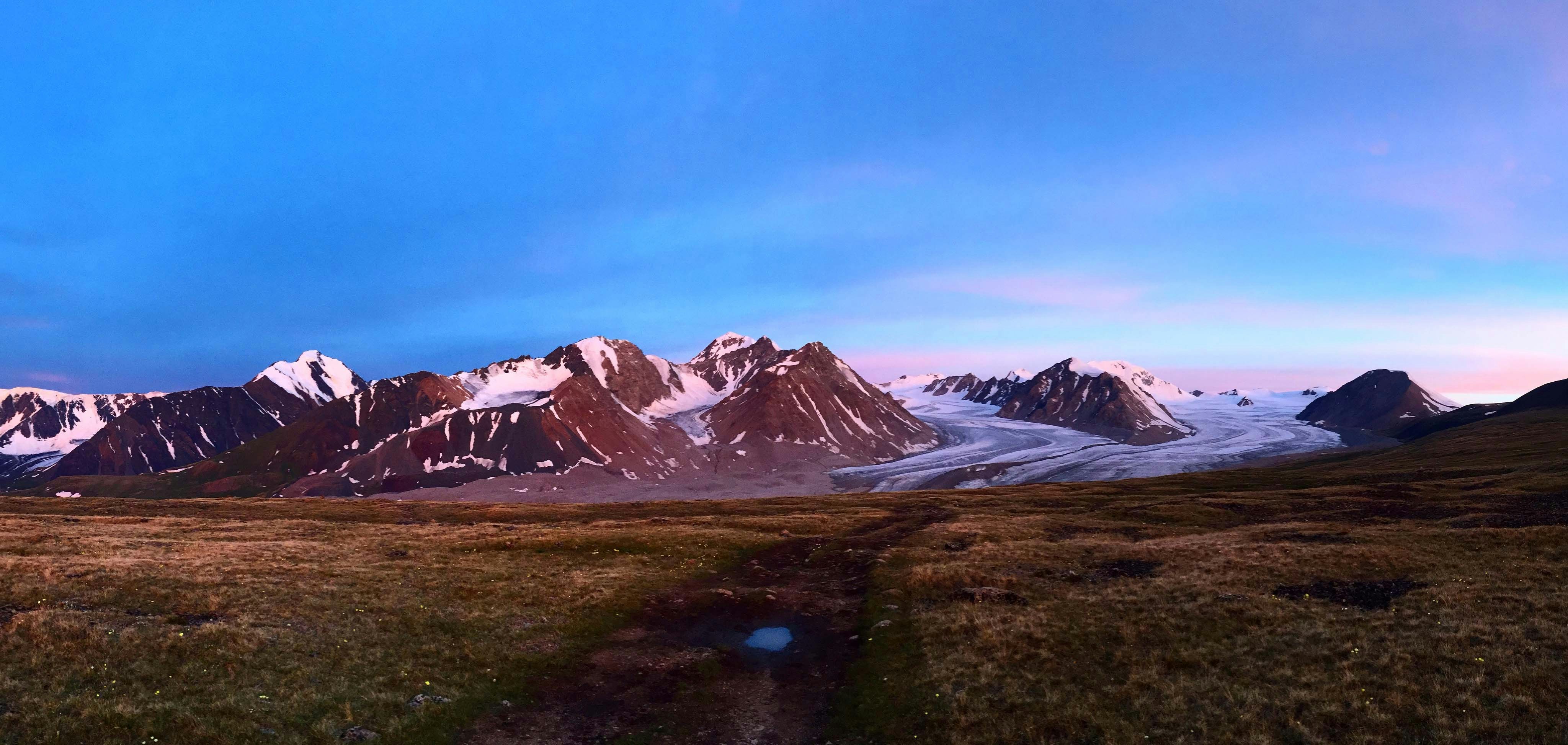Sommets enneigés de la chaîne de l Altai Tavan Bogd en Mongolie occidentale