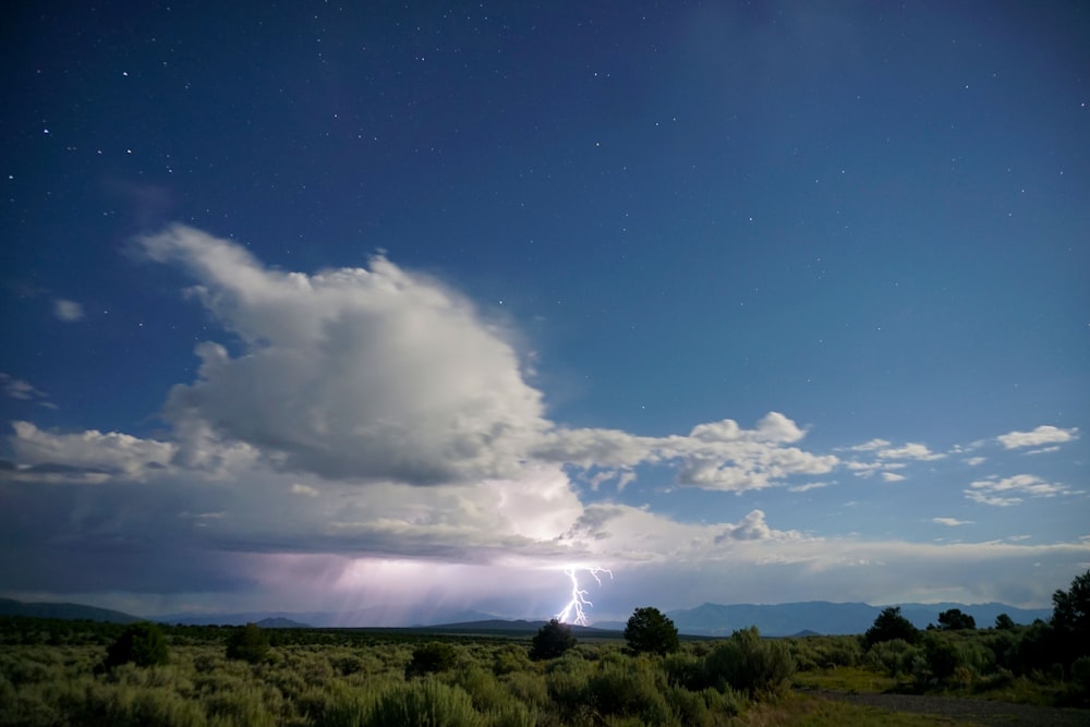 Foto von weißen Wolken und Gewitter