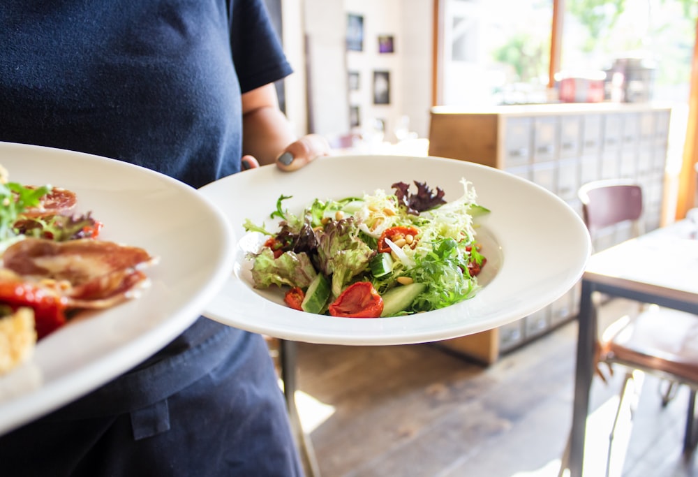 deux aliments cuits à l’assiette