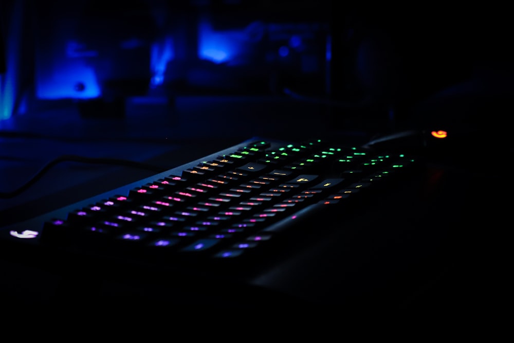 black gaming keyboard close-up photography