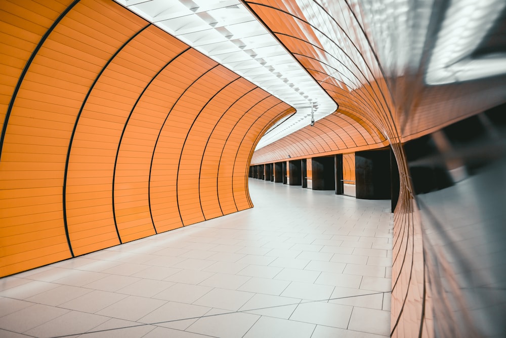 주황색과 흰색 지하철