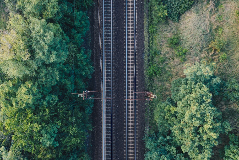 fotografia aérea de trilhos de trem durante o dia