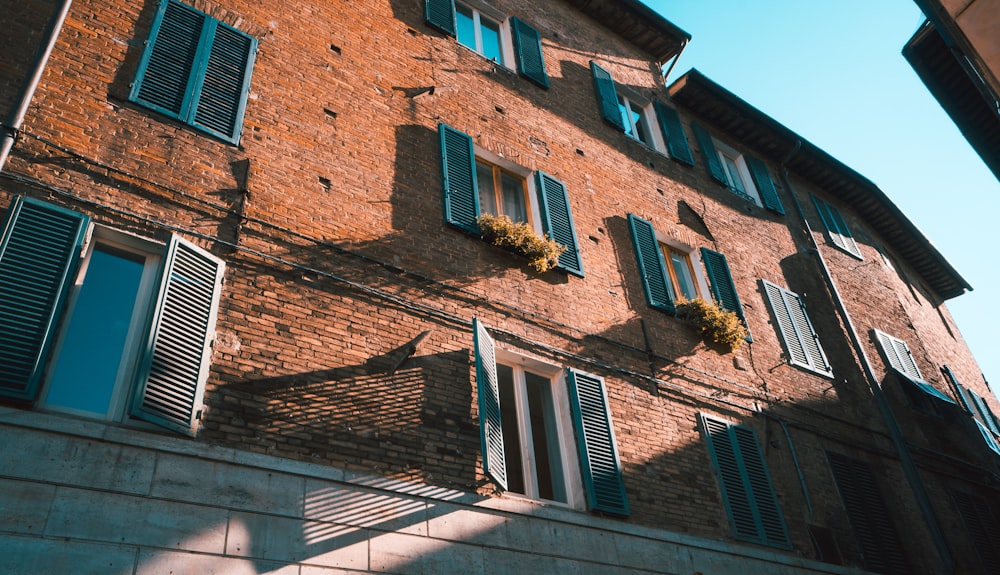 Bâtiment brun pendant la journée