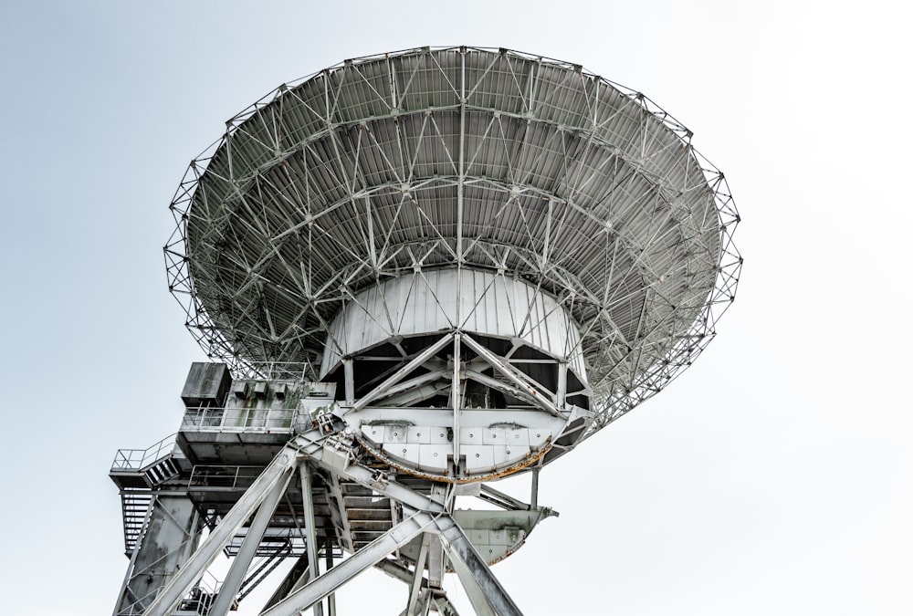 gray radio telescope photo