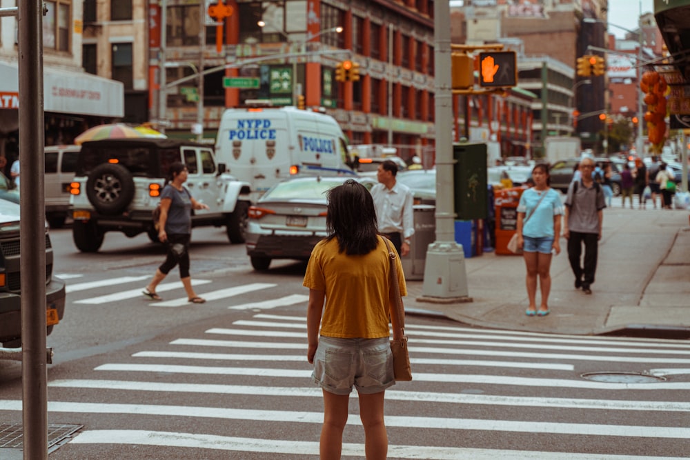 persone in procinto di attraversare le strade