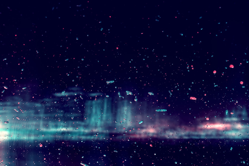 uma foto desfocada de uma cidade à noite