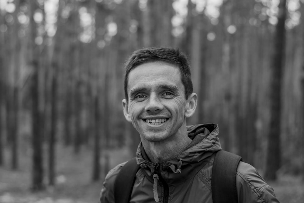 homme portant une veste à capuche