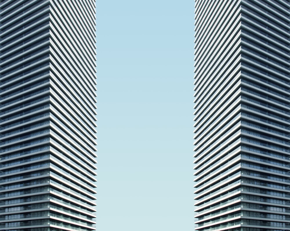 zwei hohe Gebäude tagsüber