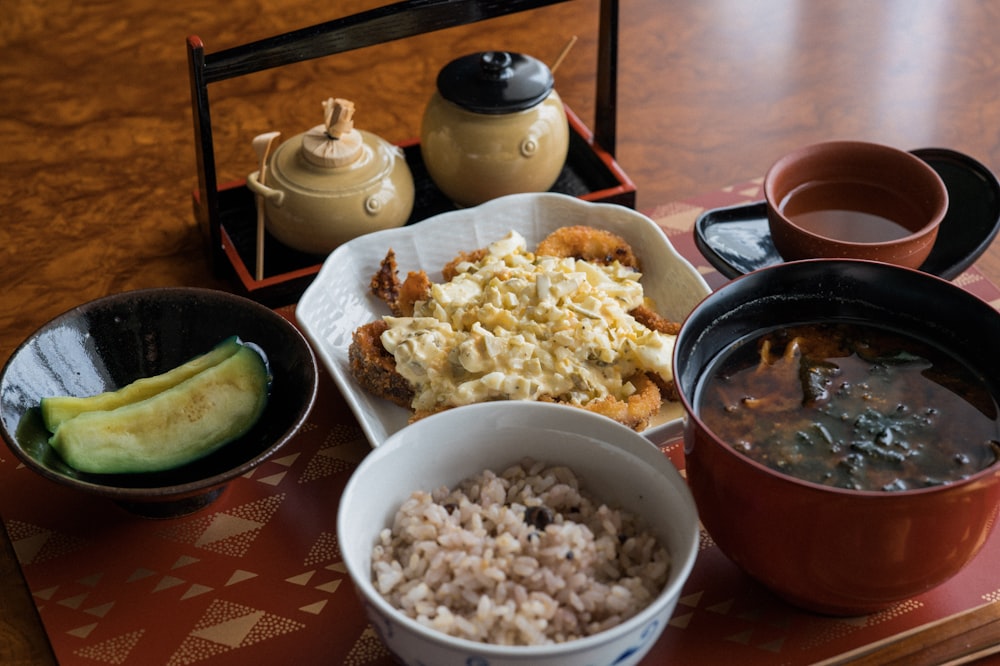 茶色と白のセラミックボウル