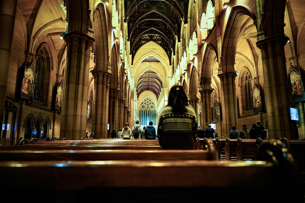 mulher em pé entre os bancos da igreja