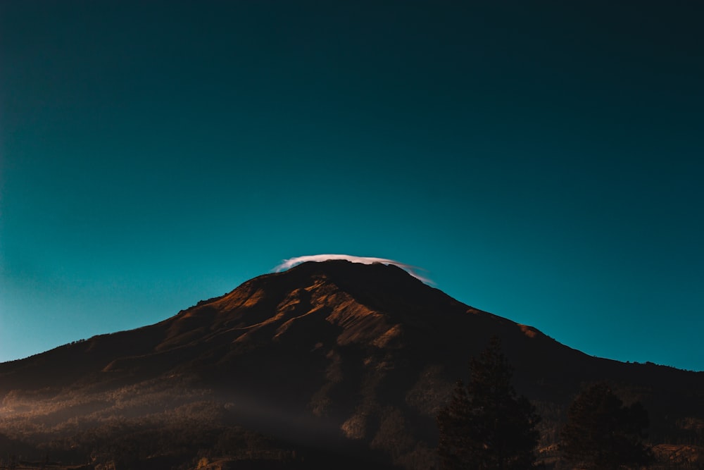 montagna marrone sotto il cielo blu durante il giorno