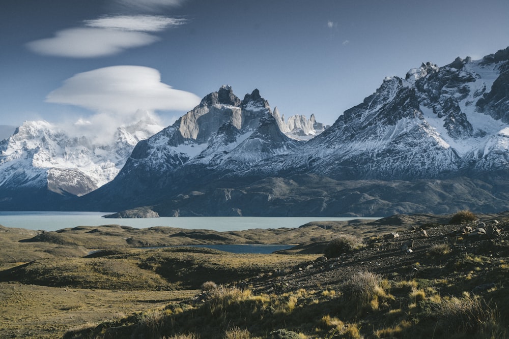 fotografia de paisagem da montanha preta e branca