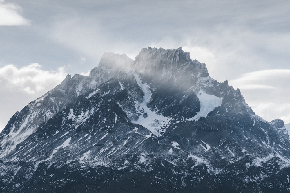 cadeias de montanhas nevadas