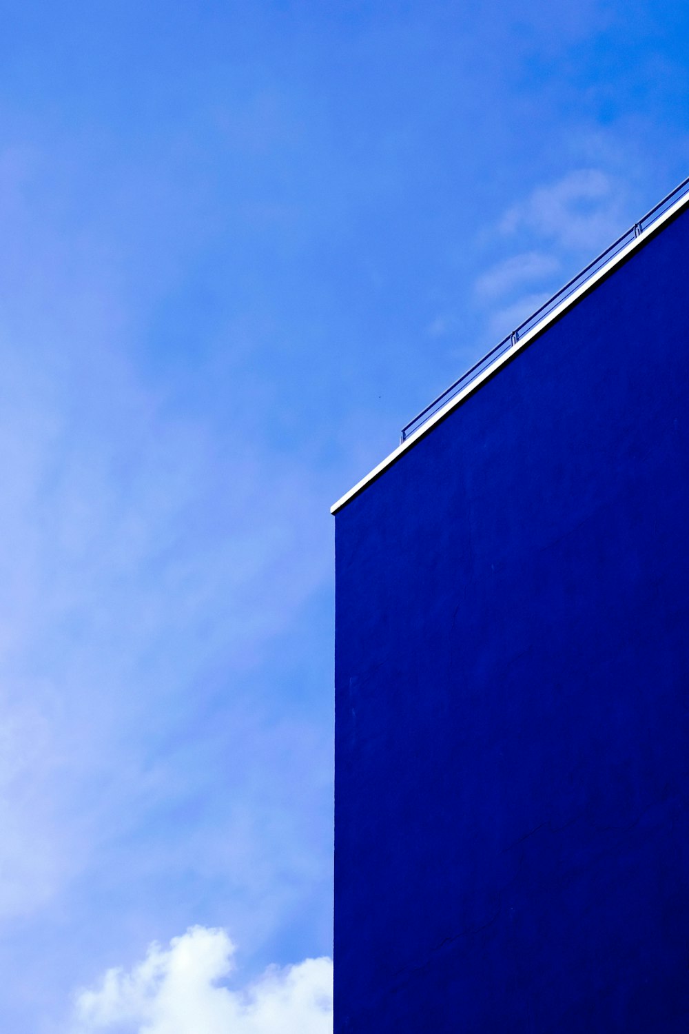 edificio blu durante il giorno